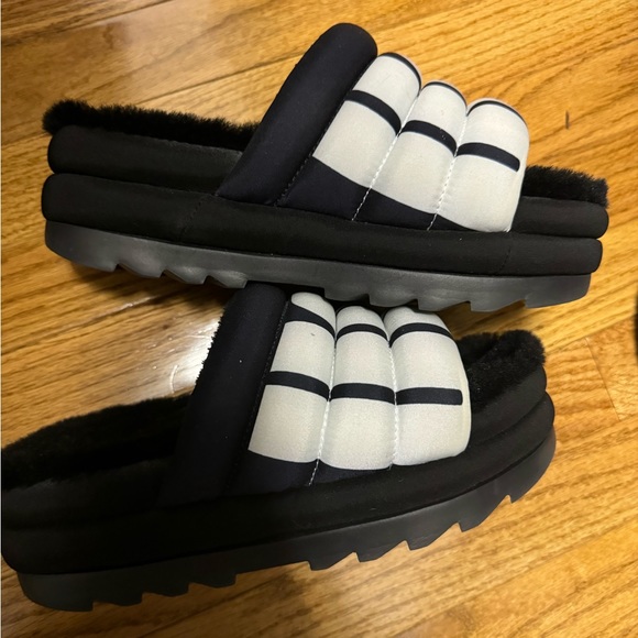 UGG Black and White Women's Slippers - Picture 4 of 6